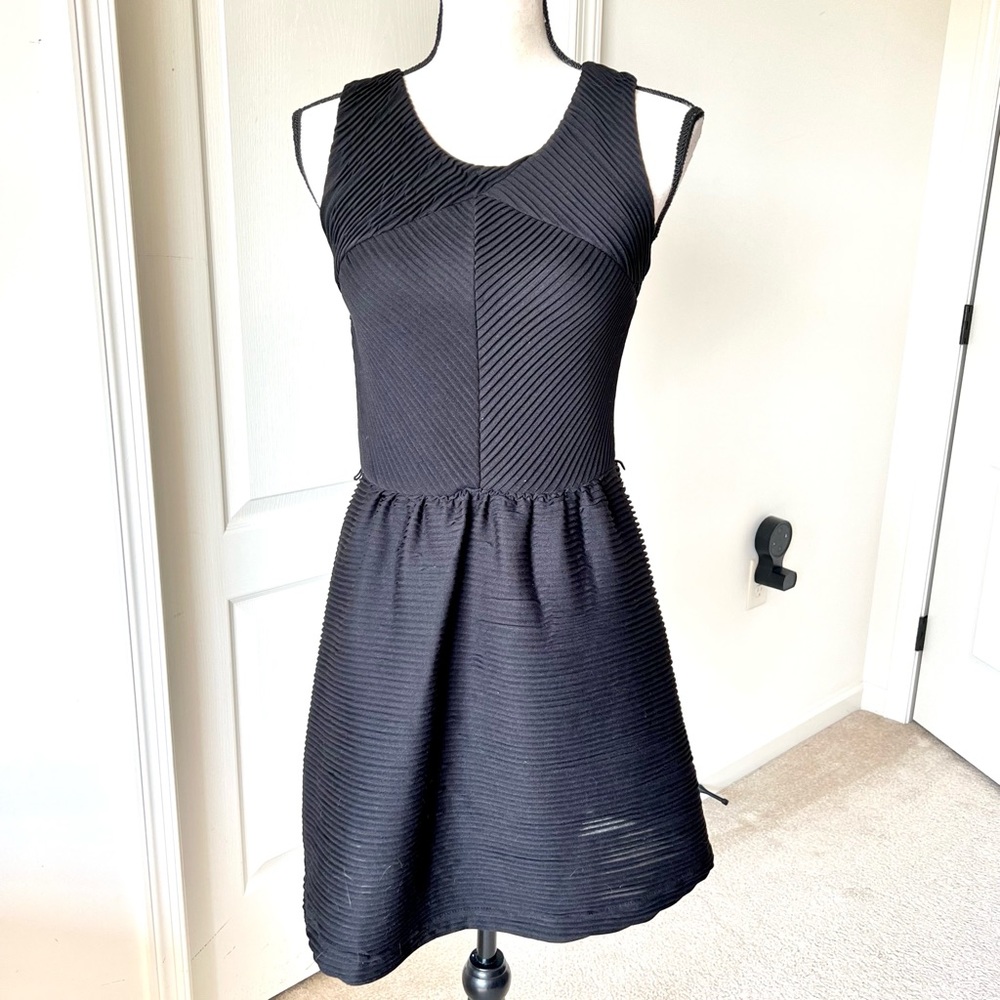 CANDIE’S Textured Pleated Sleeveless Back Bow LBD—SZ. Medium
